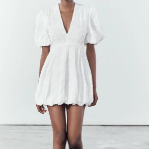 Vit klänning från Zara - Intressekonflikt på slutsåld klänning från zara, i storlek s. Säljer bara vid bra bud, inget under 900