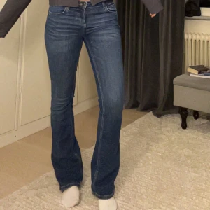 Lågmidjade jeans  - Säljer dessa lågmidjade bootcut jeans från Zara i storlek 36, jag är 170 cm som referens. En liten slitning ovanför vänster bakficka men inget som syns jätte tydligt!💞