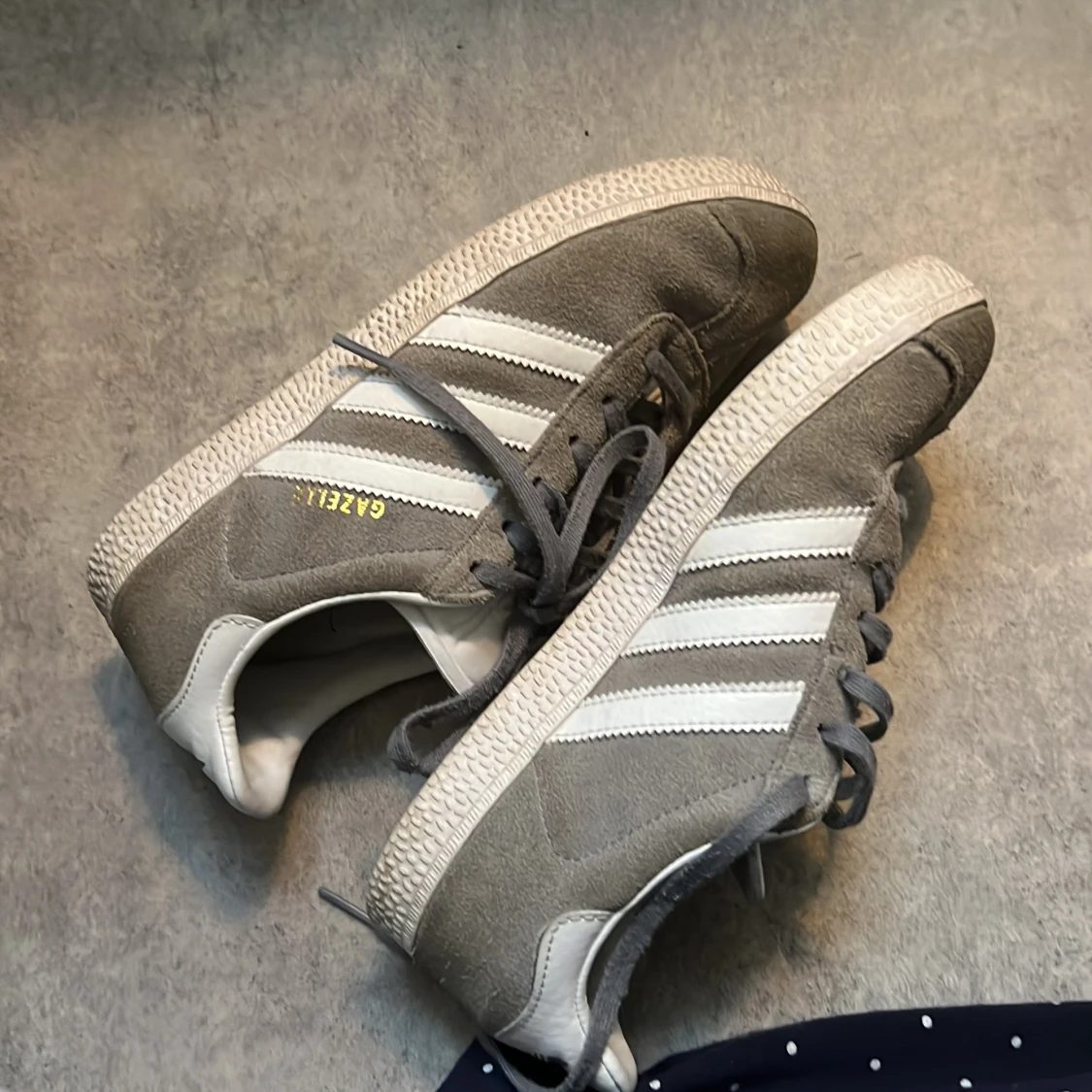 Grå Adidas Gazelle Sneakers - 4