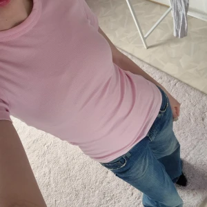 Rosa ribbad t-shirt från 157💕 - Säljer en söt rosa ribbad t-shirt från 157 i storlek XS. Den är kortärmad och gjord av mjuk bomull med lite elastan för extra stretch. Perfekt för en avslappnad stil!🫶🏼 kontakta vid intresse🩷