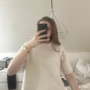 Vit tröja från Gina Tricot - Säljer en stilren vit tröja från Gina Tricot i premiumkvalitet. Tröjan har en normal passform och korta ärmar, perfekt för en avslappnad look. Den är tillverkad i ett mjukt material som känns skönt mot huden. I bra skick!🥰finns på fler sidor så hör av dig innan du köper, tack!💗