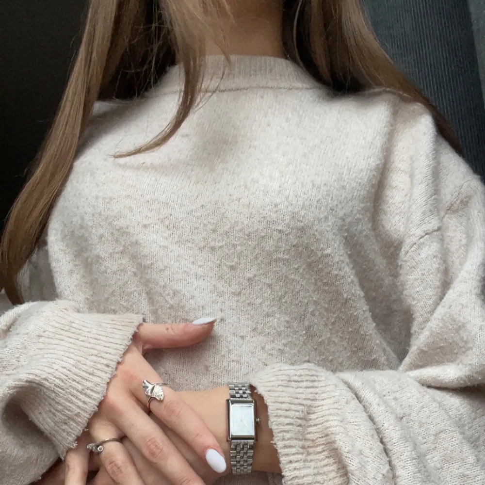 Mysig beige stickad tröja med långa ärmar och ribbade muddar. Perfekt för kyligare dagar och ger en avslappnad look. Passar bra till jeans eller kjol. Tröjan är jätte skön! Pris kan diskuteras! . Neuletakit & Villapaidat.