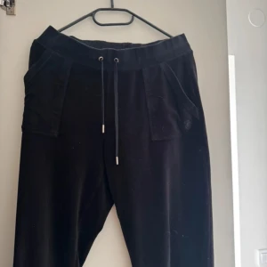 Juicy Couture byxor - Finns två små hål på insidan av byxorna vid snörena fram men inget som syns när man har på sig dom🤍