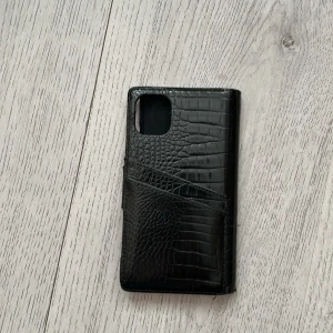 Ideal Of Sweden Mobilskal  - Ideal Of Sweden Mobilskal till en IPhone 11. Magnet skal i dåligt skick. Både Magnetskal och Överskalet för 200. Bara Skalet för 100.