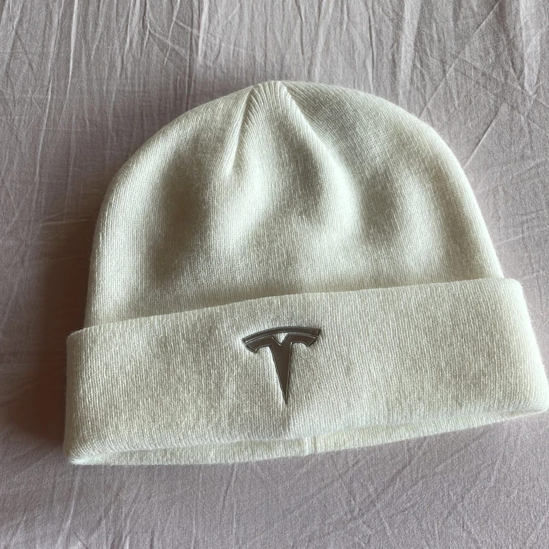 Vit mössa från Tesla