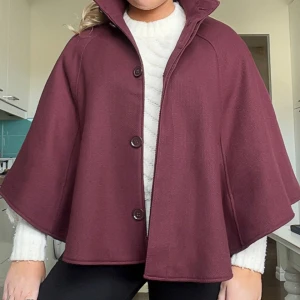 H&M poncho - den virala H&M ponchon, storlek 36❤️‍🔥 säljs enbart då den är lite lång och stor på mig, byter gärna mot en 34 före att sälja!