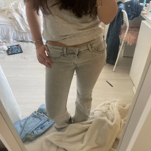 Grå jeans med låg midja - Snygga grå jeans med låg midja och bootcut-stil. Perfekta för en avslappnad look. De har en klassisk femficksdesign och är tillverkade i ett bekvämt denimtyg. Använda typ 2 gångwr liiite nötta nere på byxbenet