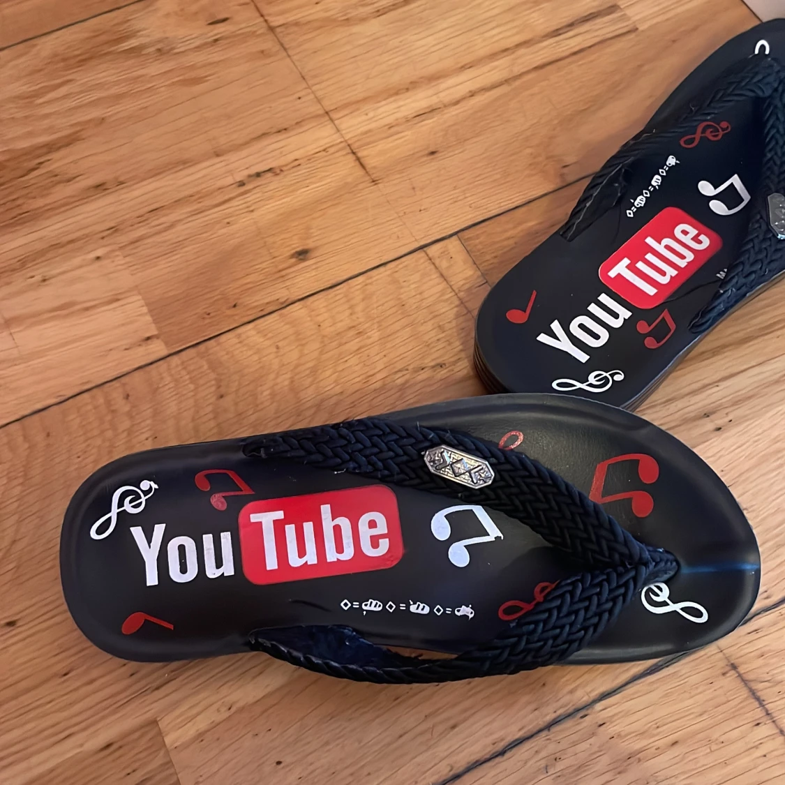 Svarta YouTube sandaler - 2