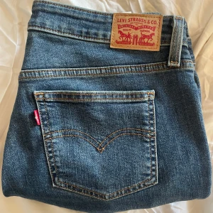 Levi's Superlow Bootcut Jeans - Snygga Levi's Superlow Bootcut jeans i färgen blå. Jeansen är lågmidjade och bootcut💓 Storlek 31! Dem är använda väldigt lite och säljer dem för att jag egentligen köpte fel färg. Skriv vid fler frågor! TRYCK INTE PÅ KÖP DIREKT, SKRIV INNAN💓
