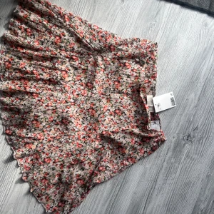 Blommig kortkjol - Enbart testad från HM storlek 38 lappen finns kvar, inbyggda shorts! 