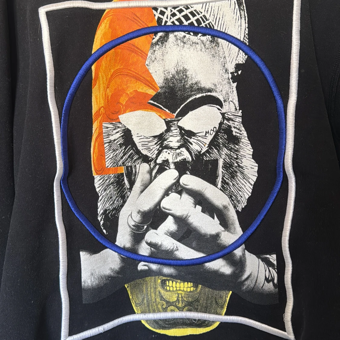 Svart tröja med grafiskt tryck - 2