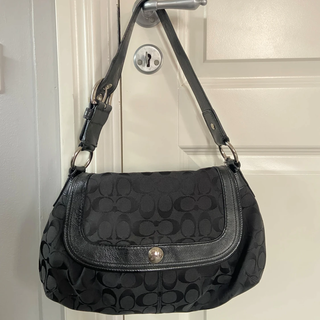 Svart axelväska från coach