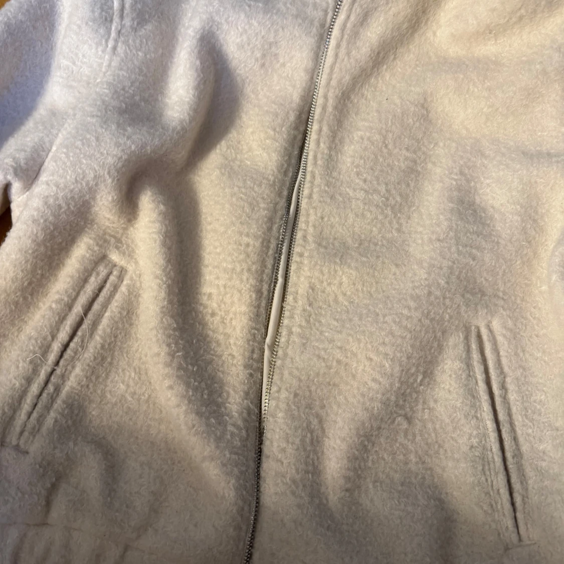 Beige/vit teddyjacka från Amisu - 2