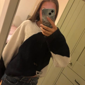 Stickad tröja från Gina Tricot - Super fina stickad tröja från Gina tricot som är ”uppdelad” i två färger. Storlek 170. Möjligtvis lite nopprig annars nytt skick. 💕 OBS! ser nu att det ser ut som att den har en fläck på det blåa men det är bara min spegel som är smutsig!