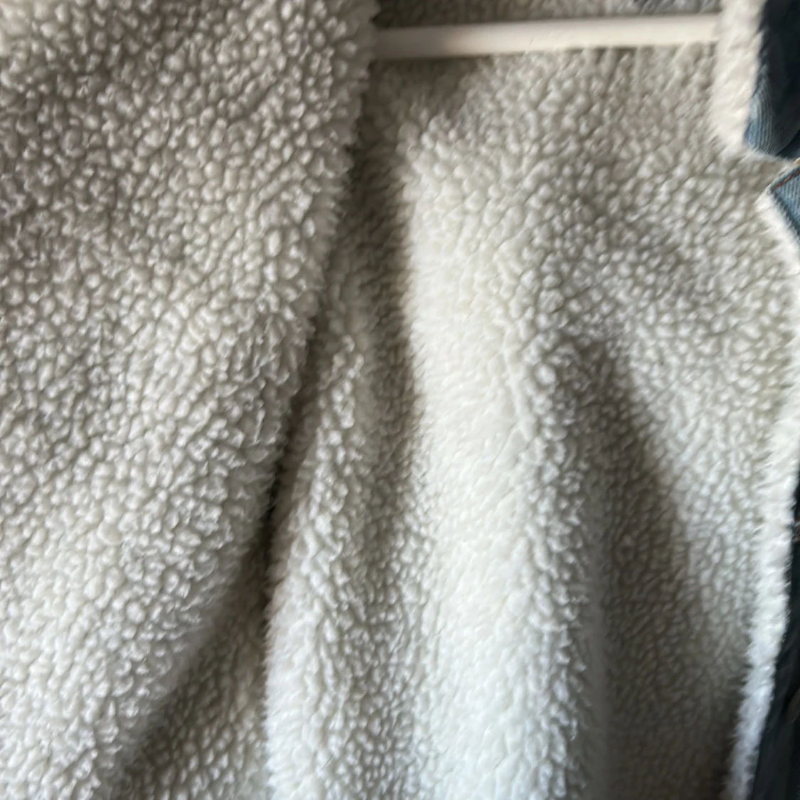 Ljusblå jeansjacka med teddyfoder från Bik Bok - 1