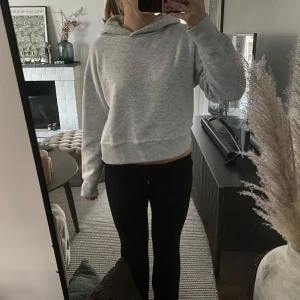 Grå hoodie från Stradivarius - Säljer en grå hoodie från Stradivarius. Den är lite croppad. Aldrig använd, i strl S💞