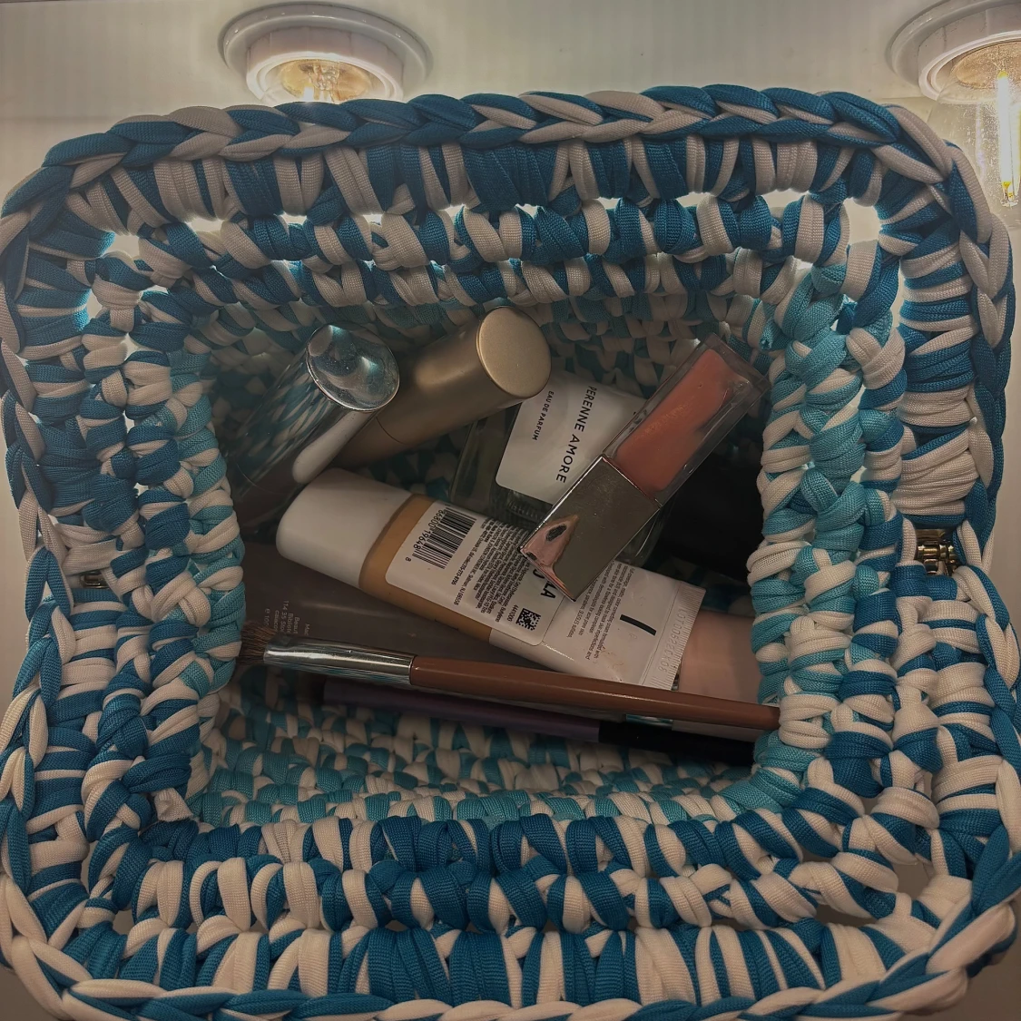 Vit/blå handvirkad nessecär  - 1