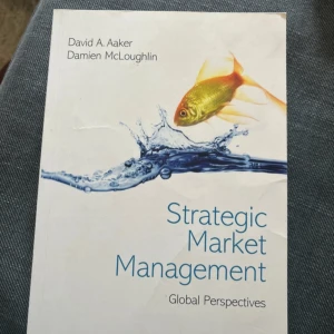 Strategic Market Management: Global Perspectives - Boken har aldrig använts men blivit lite skrynklig på framsidan. Saknar helt anteckningar och kladd i boken. 