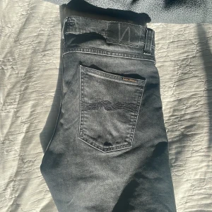 Svarta jeans från Nudie Jeans - As snygga nudie jeans i modellen Lean Dean. Endast använda 1 gång och är därför i topp skick.