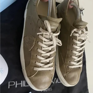 Phillipe Model - Snygga olivgröna sneakers från Philippe Model. Nyskick då dem är använda ett par dagar förra sommaren. 