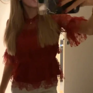Röd blus  - Säljer min as snygga spets blus från bubbelroom i röd, använd en gång under jul , köpt för 500 storlek 36(slut på hemsidan ) skicket är som nytt 