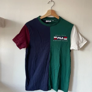 Flerfärgad t-shirt från FILA - Säljer en flerfärgad t-shirt från FILA. 
