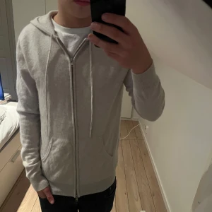 Kashmir hoodie John Henric - Säljer en stilren beige hoodie från John Henric. Den har dragkedja framtill och en praktisk huva med snörning. Tröjan är i bra skick och i 100% cashmere extrem skön och varm! Ny pris 2500! Byten intressant Den är i bergige/ vit! 