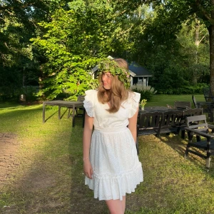 Vit klänning - Säljer nu min såå fina konfirmations/sommar/studentklänning med volangdetaljer!💞 använd 2 gånger på konfirmation och midsommar, inga defekter☺️🤍 tyvärr klippt av lappen och minns inte märke, skulle säga att den är xs/s!