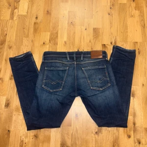 MÖRKBLÅA REPLAY JEANS - Snygga mörkblå jeans från Replay i mycket bra skick. Jeansen har inga direkta defekter, priset är ej hugget i sten 🪨!