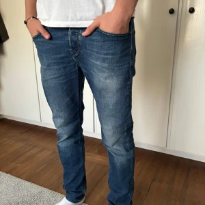 Blå jeansbyxor - Säljer ett par snygga diesel jeans storlek 29. Jeansen är i jättebra skick och har inga defekter! Nypris ligger på ca 2000kr men jag säljer dem för 399kr!