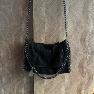 Stella McCartney väska  - Liknande Stella McCartney väska tidigare köpt här på Plick. Mycket gott skick och knappt använd efter köpet. 