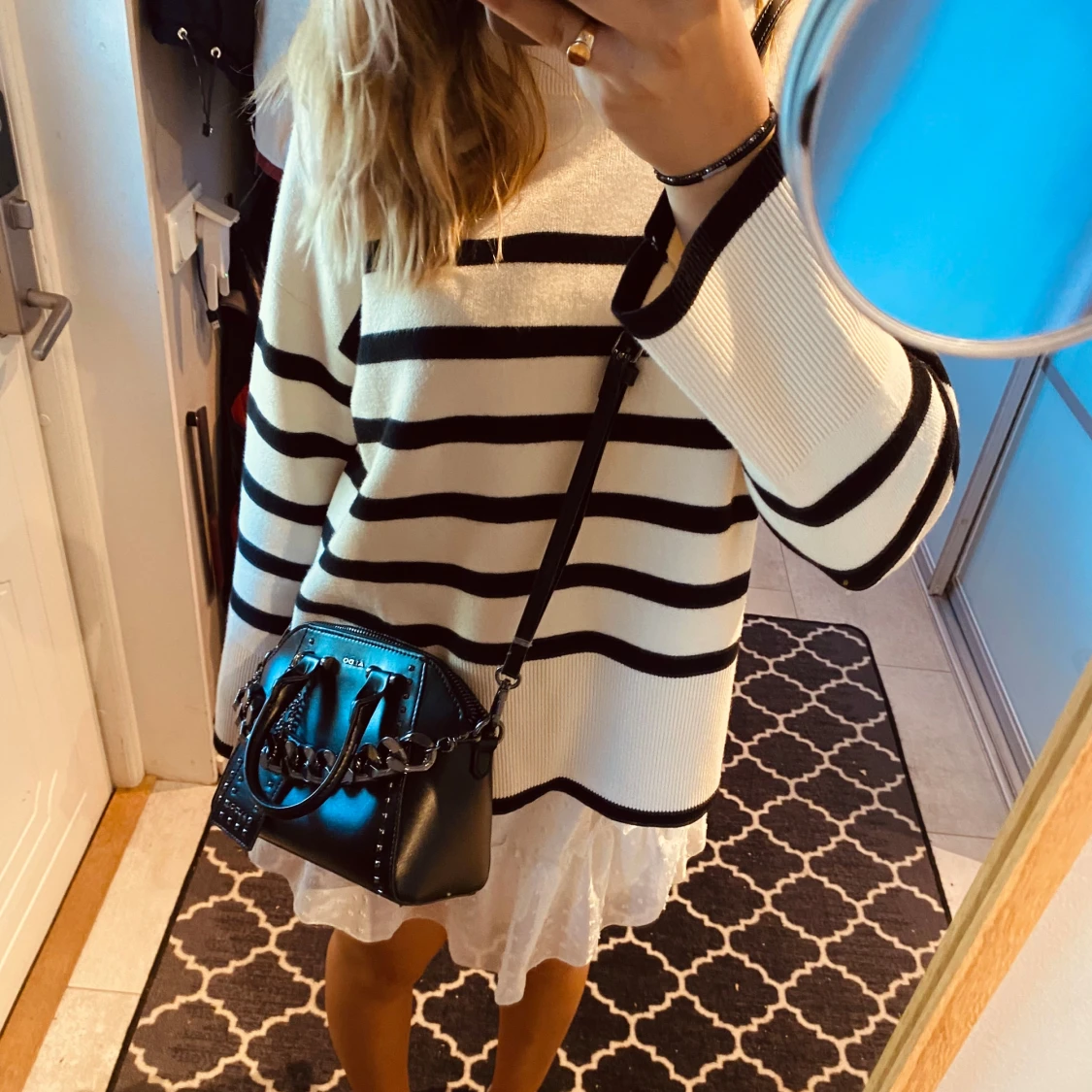 Svart vit stickad tröja