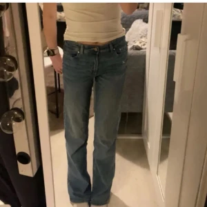 Blå bootcut jeans - Jättefina jeans ifrån H&M som använts ett fåtal gånger, men i bra skick! Inga tecken på defekter eller liknande! 💞
