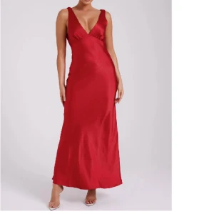 Röd balklänning med öppen rygg - Elegant röd balklänning i satin med djup v-ringning och öppen rygg. Köpt för 1500kr och endast använd en gång. Storlek XXS men passar även XS och S. Köpt från Showpoo.