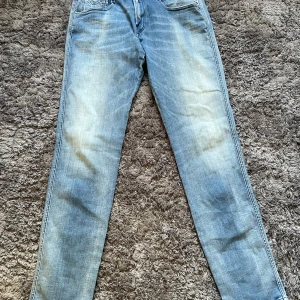 Replay anbass  - Snygga ljusblå jeans från Replay, modell Anbass. De har en klassisk femficksdesign och en normal passform. Perfekta för en avslappnad stil.