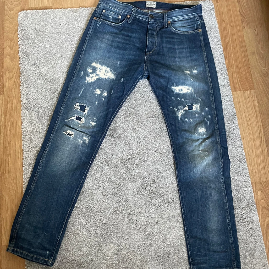 Jack and Jones jeans med slitningar - 1