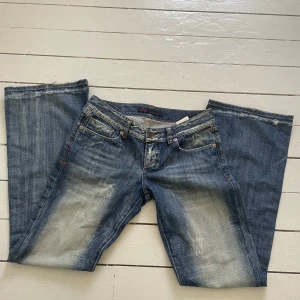bootcut lowrise LTB - Superfina jeans ifrån LTB tror det är en gammal kollektion. Midja: ca 38cm och Innerbenslängden: ca 78cm