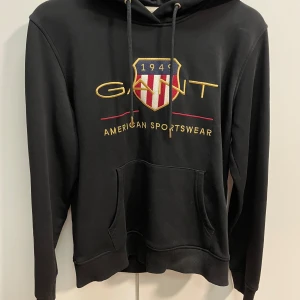 Svart hoodie från GANT - Säljer en svart hoodie från GANT. Använd några få gånger men är som ny. Nypris:1600
