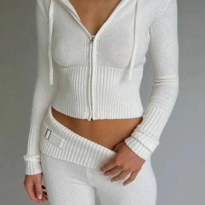 Byxor - Säljer bara byxorna!! Då de är för långa för mig.🤍🤍🤍🤍