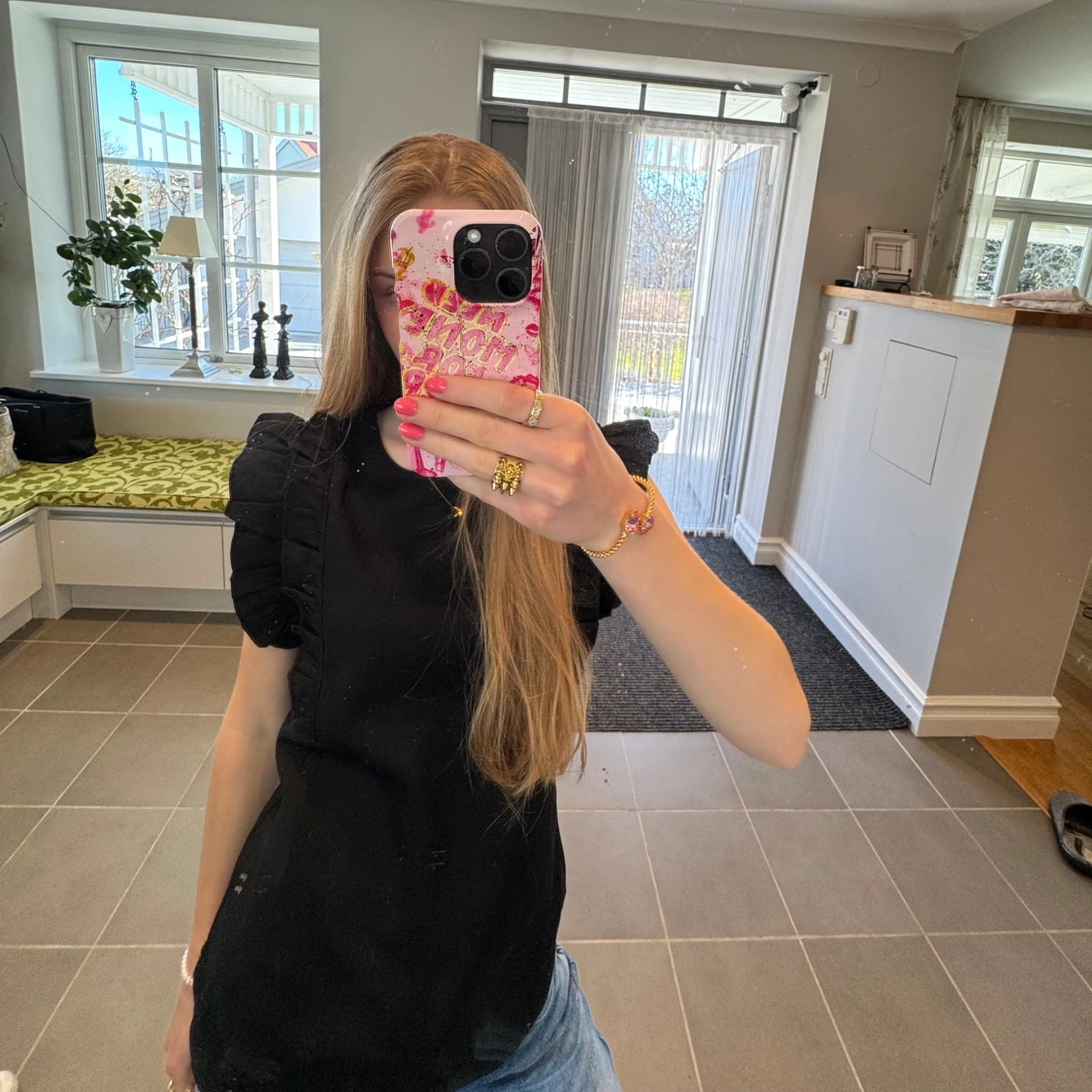 Svart blus med volangärm - 2