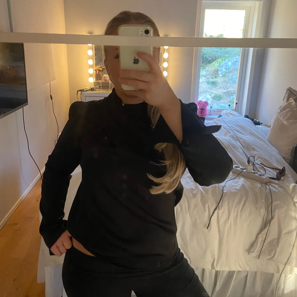 Elegant svart omlottblus med lång ärm. Köpt den i butik ifrån h&m. Använt den en gång så det är fint skick på den. Storlek S och säljer den för 200kr. Puserot.