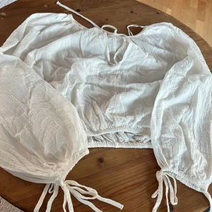 Vit blus från Gina  - Aldrig använd och har inga defekter