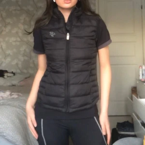 Ridväst - Säljer en svart ridväst från CRW, köpt på Hööks, i strl. 146/152🖤 Sitter som en XXS på mig som vanligtvis har XS. Kedjorna är lite tröga att dra upp. Köpt för några år sedan, så tveksam om den fortfarande säljs?