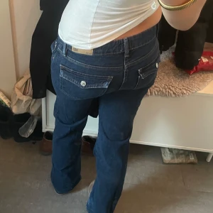 Mörkblå jeans med låg midja - Snygga mörkblå jeans med låg midja 90s boot. Mycket bra skick. Jag är 168 och jeansen går ner till marken (Full length). 