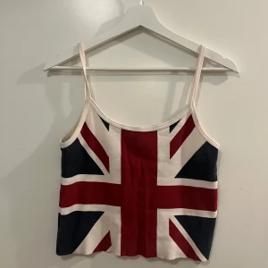 linne från Brandy Melville - Snygg cropped linne från Brandy Melville med Union Jack-mönster. Tillverkad i 100% bomull, och är helt oanvänd