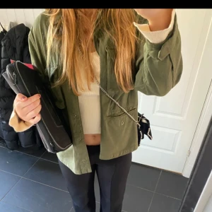 Grön jeansjacka - Snygg grön jeansjacka med knappar framtill. Perfekt för lager-på-lager-stil och passar bra till både jeans och kjol. Den har en avslappnad passform och är lätt att matcha med olika outfits.