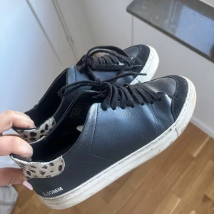 Svarta sneakers från Axel Arigato - Hyfsat använda, slitage vid hälen men annars i bra skick 
