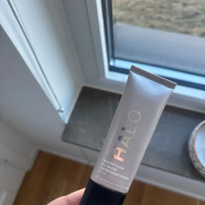 Tinted Moisturizer från Smashbox - Smashbox Halo Healthy Glow All-in-One Tinted Moisturizer i nyansen Medium. Bara testat en gång så den är helt full☺️
