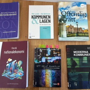 Böcker till offentlig förvaltning  - Inga av böckerna har några markeringar. Kan sälja styckpris också, priset är för alla 