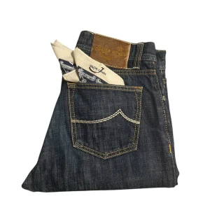 Jacob Cohen jeans - Riktigt snygga Jacob Cohen jeans i mörkblå. Är i nyskick och har aldrog använts. Skriv för fler bilder.